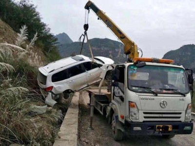 24小时汽车拖车,道路救援,流动补胎,